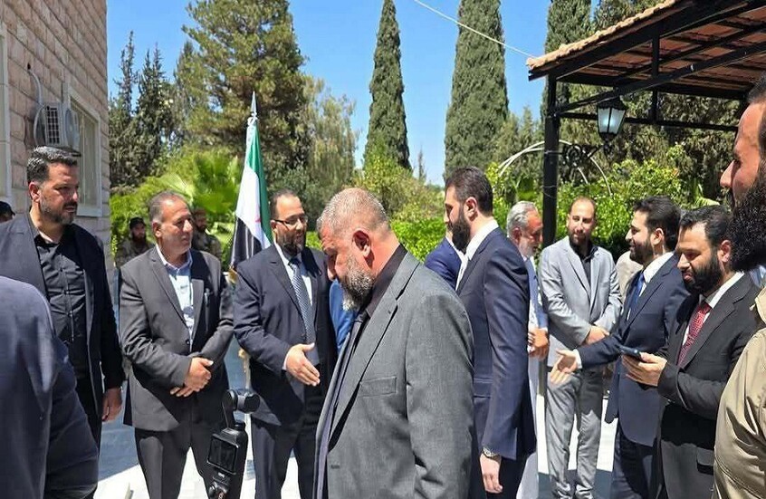الرئيس الشرع أثناء وصوله مدينة درعا برفقة عدد من المسؤولين