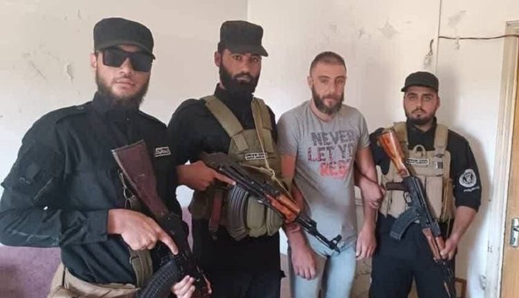 الأمن السوري يقبض على عنصر بجيش النظام السابق أحرق بطاقة تسويته