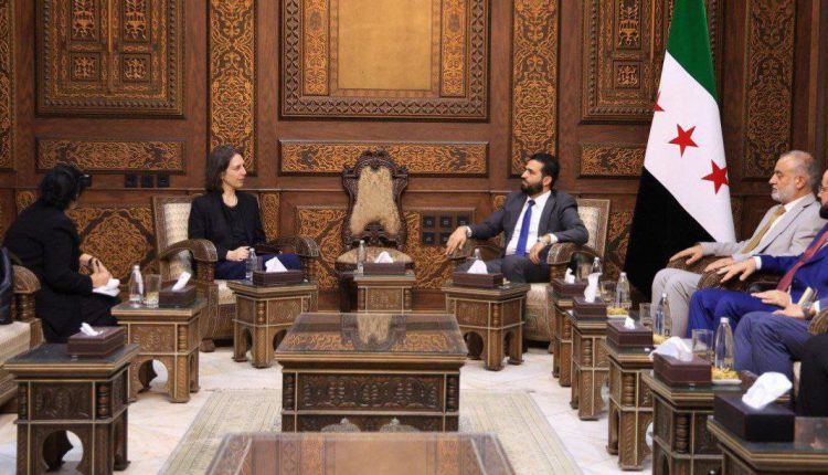 : وزير الداخلية السورية أنس خطاب وآن سنو ممثلة بريطانية في سوريا