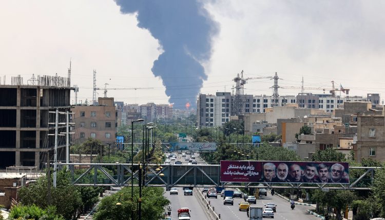 دخان متصاعد وصور في طهران لجنرالات وعلماء تستهدفهم هجمات إسرائيلية