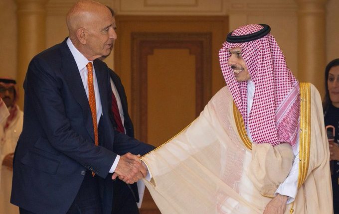 المبعوث الأميركي إلى سوريا توماس باراك ووزير الخارجية السعودي فيصل بن فرحان