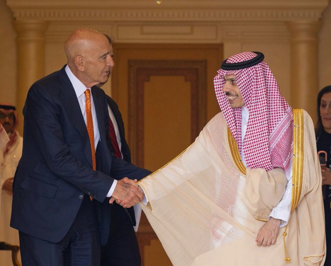 المبعوث الأميركي إلى سوريا توماس باراك ووزير الخارجية السعودي فيصل بن فرحان