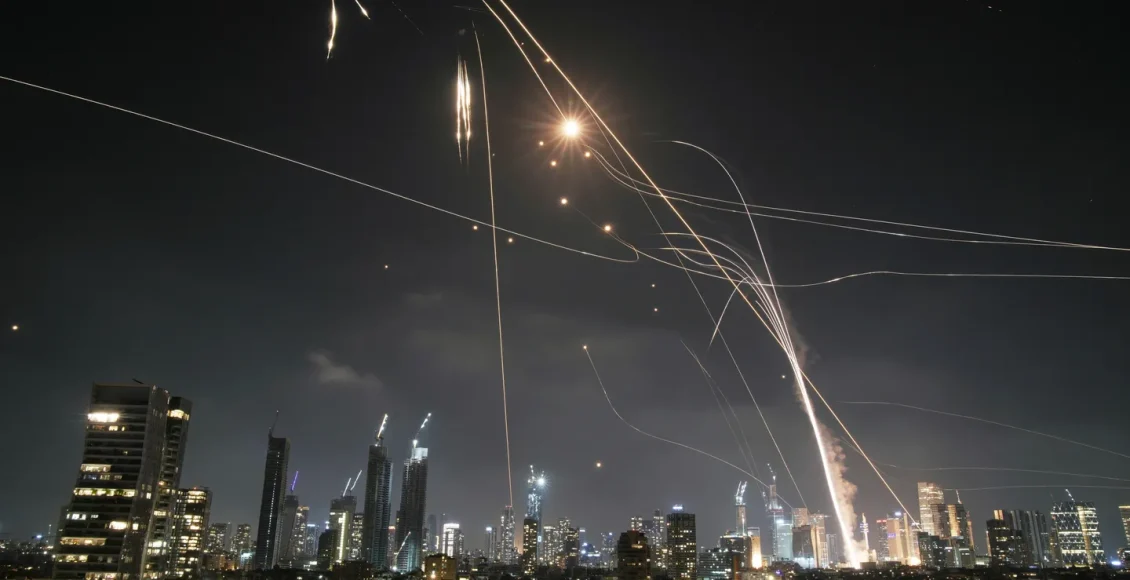 اعتراض صواريخ فوق تل أبيب