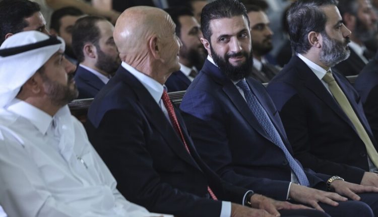 الرئيس أحمد الشرع وباراك مبعوث ترامب إلى سوريا