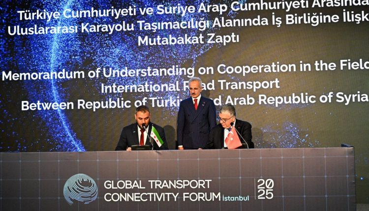 توقيع مذكرة تفاهم بين الهيئة العامة للمنافذ البرية والبحرية السورية، ووزارة النقل والبنية التحتية التركية - الإخبارية السورية