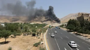 دخان متصاعد نتيجة ضربة إسرائيلية على إيران