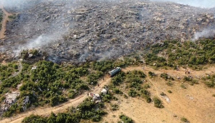 إخماد بؤر الحرائق المشتعلة بأعلى المناطق الجبلية بريف مصياف في حماة