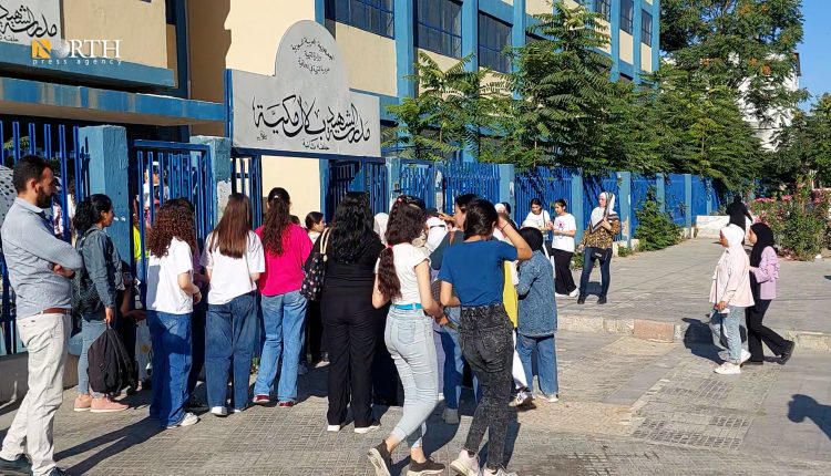طلاب صف تاسع يقدمون امتحان مادة الرياضيات بأحد المراكز بمدينة اللاذقية