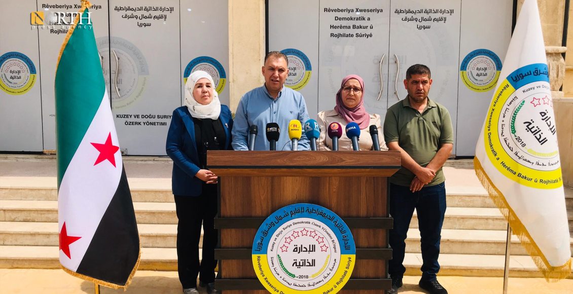 مؤتمر صحفي لإعلان تسعيرة القمح في مقر الإدارة الذاتية في الرقة – نورث برس