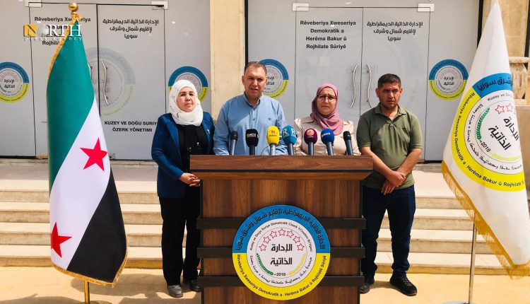 مؤتمر صحفي لإعلان تسعيرة القمح في مقر الإدارة الذاتية في الرقة – نورث برس