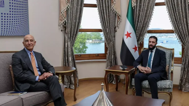 الرئيس السوري أحمد الشرع والمبعوث الأميركي الخاص إلى سوريا توماس بارك