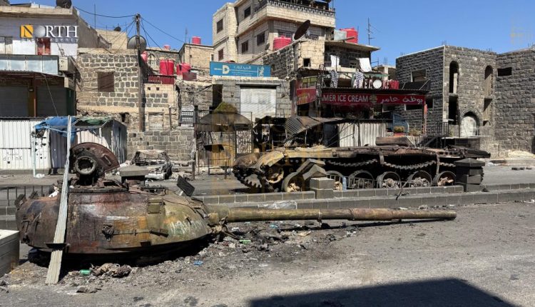 دبابة في شارع رئيسي بمدينة السويداء بعد أيام من اشتباكات عنيفة شهدتها المدينة وريفها - نورث برس