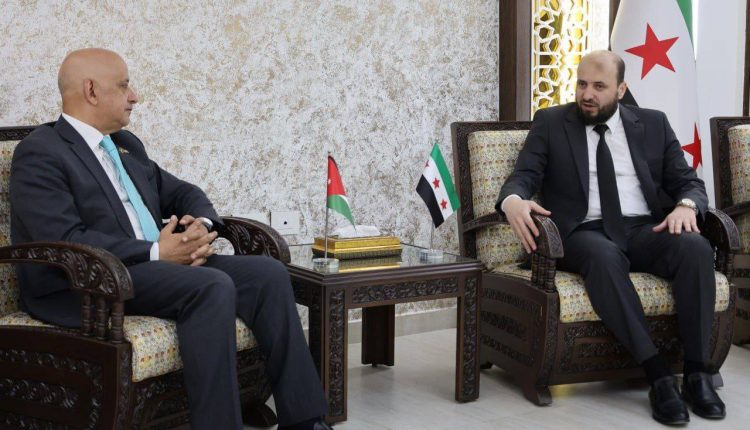 وزير الطاقة السوري محمد البشير مع مسؤولين أردنيين