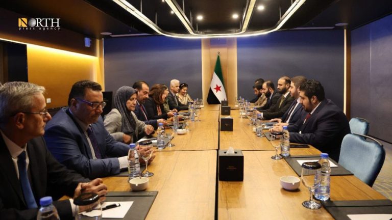 وفد الحكومة السورية ووفد الإدارة الذاتية خلال الجولة الأولى للمفاوضات في دمشق – نورث برس