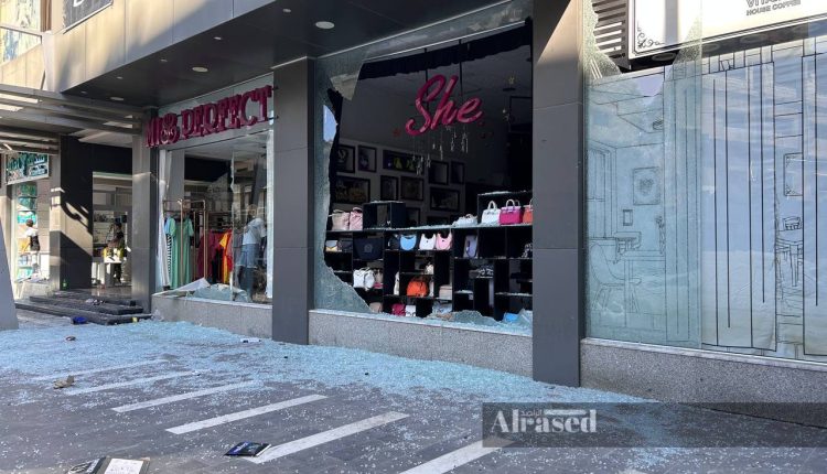 واجهات محلات مكسرة بعد انسحاب الجيش السوري من السويداء - صفحة الراصد