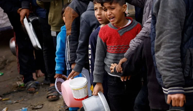 أطفال فلسطينيون ينتظرون الحصول على غذاء