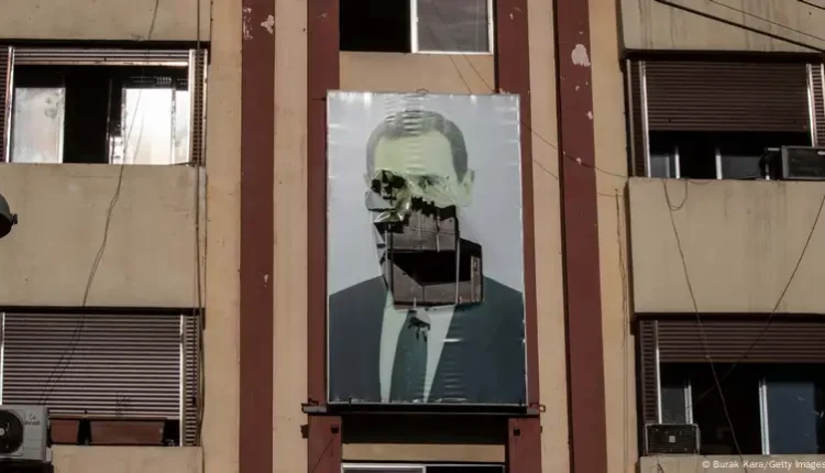 صورة ممزقة للرئيس السوري المخلوع بشار الأسد