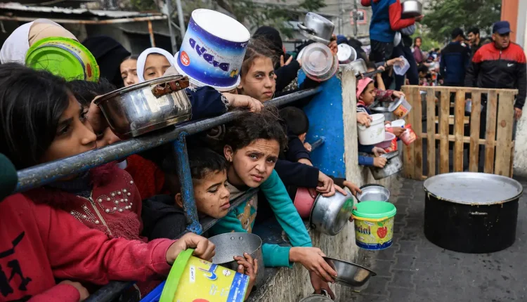 أطفال في غزة يحاولون الحصول على كمية من الطعام - فرانس برس