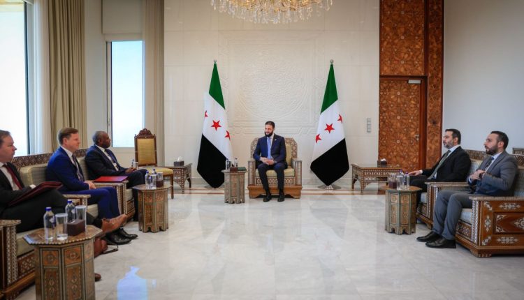 الشرع والشيباني يستقبلان وزير الخارجية البريطاني