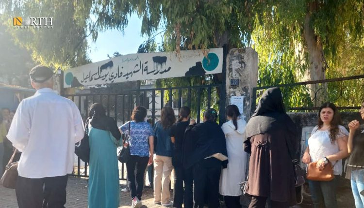 ذوي طلبة أمام مركز امتحاني في مدينة اللاذقية- نورث برس