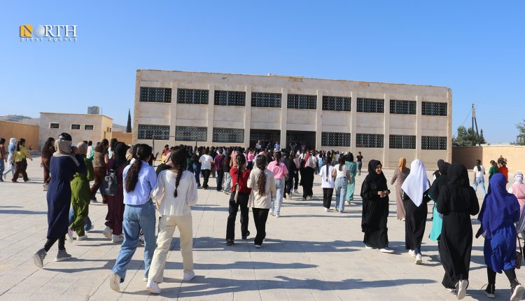 تجمع طلاب في ساحة مدرسة صرين شمالي سوريا قبل تقديم امتحانات الصف التاسع وفق المناهج الحكومية - نورث برس