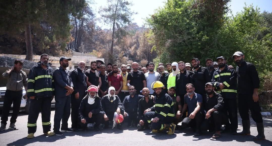 وزير الطوارئ السورية رائد الصالح ومحافظ اللاذقية محمد عثمان مع فرق الإطفاء القادمة من شمال وشرق سوريا