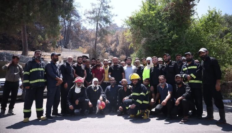 وزير الطوارئ السورية رائد الصالح ومحافظ اللاذقية محمد عثمان مع فرق الإطفاء القادمة من شمال وشرق سوريا