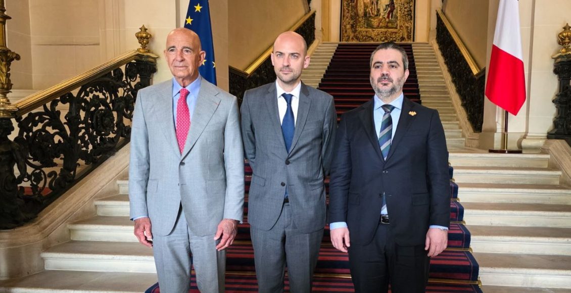 لقاء بين وزير الخارجية السوري أسعد الشيباني ونظيره الفرنسي جان نويل بارو والمبعوث الأميركي توماس باراك في باريس