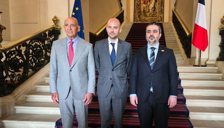 لقاء بين وزير الخارجية السوري أسعد الشيباني ونظيره الفرنسي جان نويل بارو والمبعوث الأميركي توماس باراك في باريس