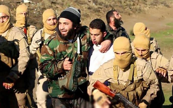 صورة للطيار الأردني معاذ الكساسبة بين عناصر من تنظيم داعش
