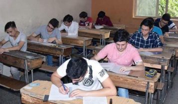 طلاب يتقدمون للامتحانات