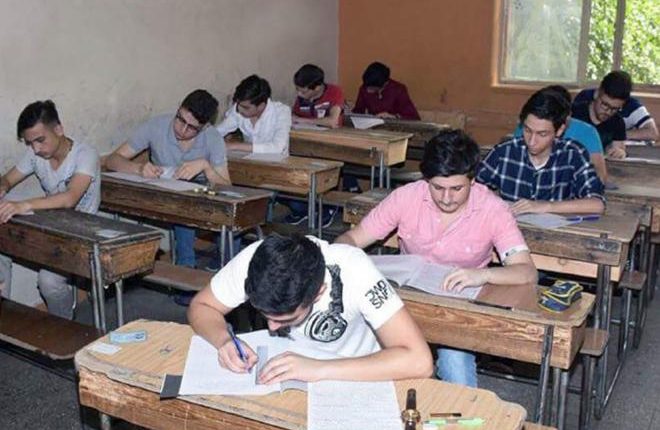 طلاب يتقدمون للامتحانات