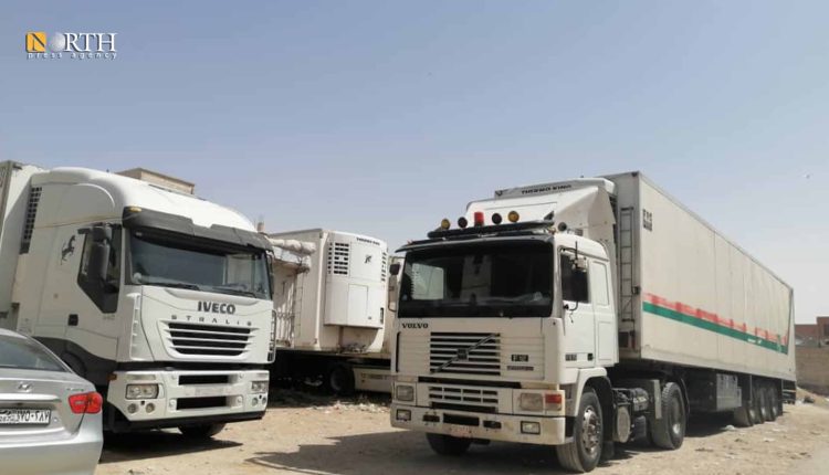 سيارات شحن سورية تنتظر على معبر نصيب – نورث برس