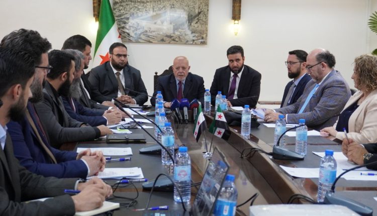 وزير الاقتصاد والصناعة السورية باجتماع مع عدد من مسؤولي الوزارة