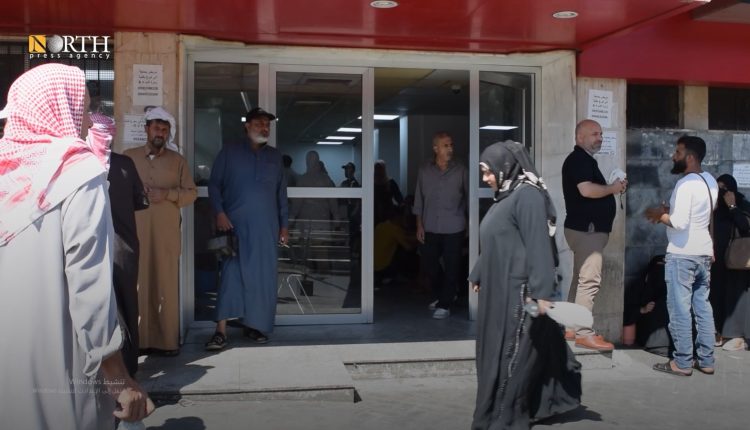 تجمع لذوي مرضى أمام مشفى حكومي بدمشق - نورث برس
