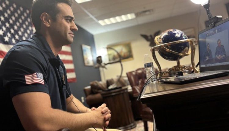 اتصال فيديو بين عضو الكونغرس الأميركي إبراهام حمادة، وقائد قسد الجنرال مظلوم عبدي والقيادية في قسد روهلات عفرين