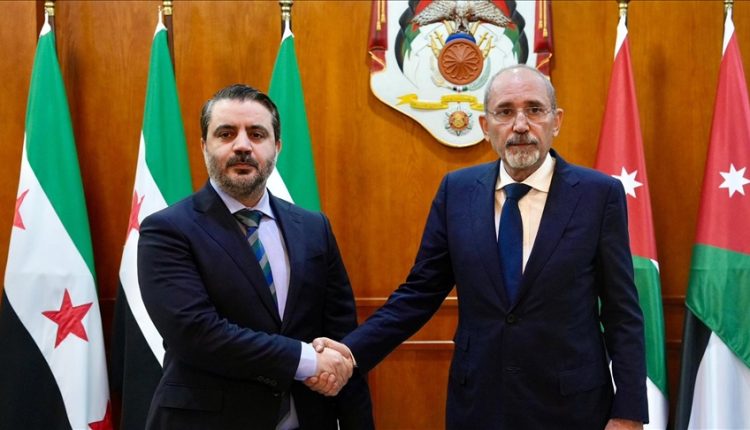 وزير الخارجية السورية أسعد الشيباني مع نظيره الأردني أيمن الصفدي