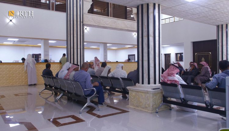 مزارعون ينتظرون صرف فواتيرهم في قاعة مكتب النقد والمدفوعات بالقامشلي – نورث برس