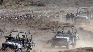 عربات إسرائيلية أثناء توغلها في خربة صيصون غربي درعا