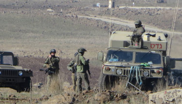 جنود من جيش الإسرائيلي في قرية دواية الصغيرة بريف القنيطرة/ سوريا على طول