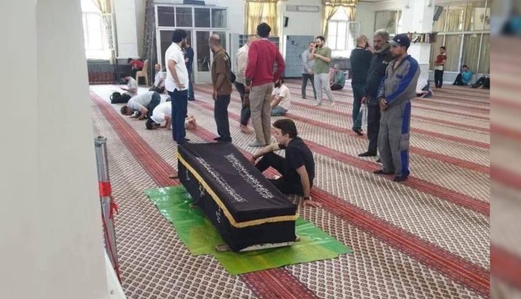 الفنان فراس ابراهيم وعدد قليل من الأشخاص أثناء تشييع جثمان الفنانة ديالا الوادي بأحد جوامع دمشق