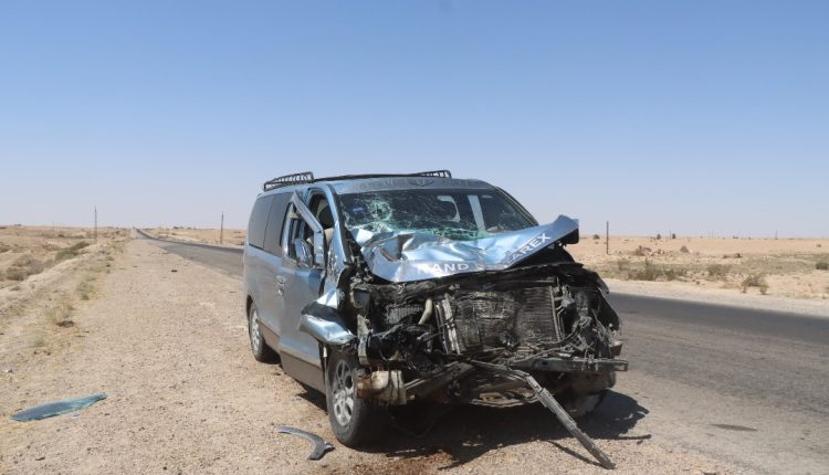 سيارة تعرضت لحادث على طريق دير الزور - تدمر