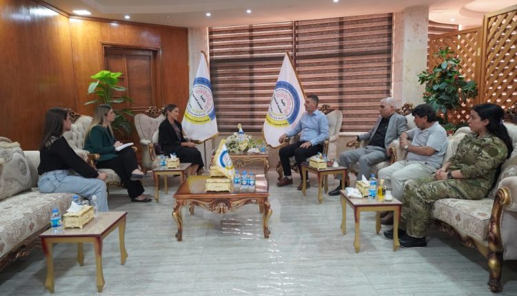 مسؤولون في الإدارة الذاتية يستقبلون وفد بريطاني في القامشلي
