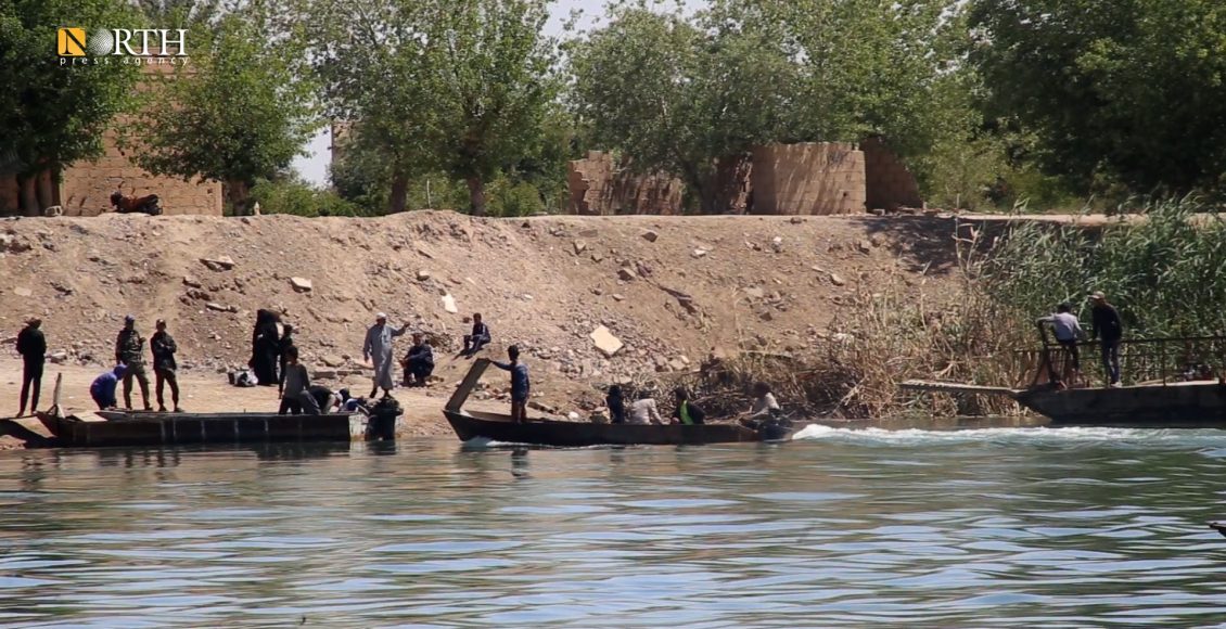 معبر مائي بين ضفتي نهر الفرات بريف دير الزور - نورث برس