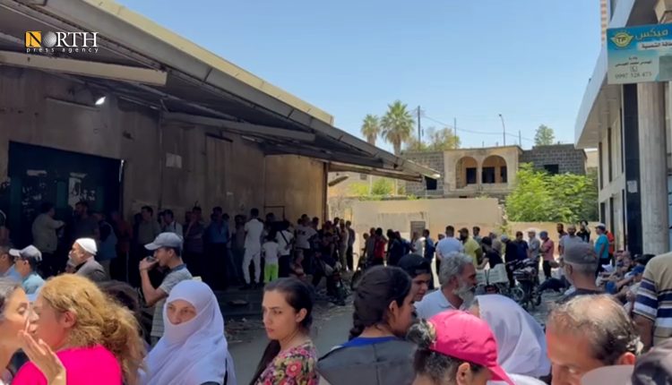 ازدحام أمام فرن السويداء للحصول على الخبز - نورث برس