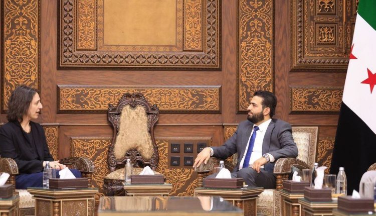 الممثلة الخاصة لبريطانيا في سوريا آن سنو بلقاء مع وزير الداخلية السوري أنس خطاب