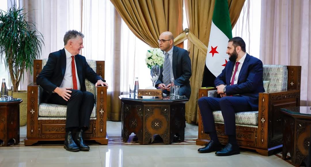 الرئيس السوري أحمد الشرع ومستشار الأمن القومي البريطاني جوناثان باول
