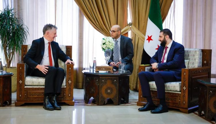 الرئيس السوري أحمد الشرع ومستشار الأمن القومي البريطاني جوناثان باول