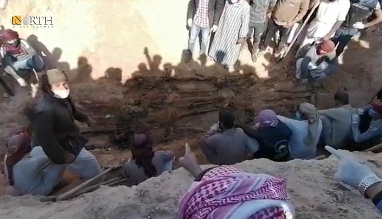 مقبرة جماعية تم كشفها بقرية جمة شرق دير الزور وتضم بعض ضحايا مجزرة الشعيطات - نورث برس