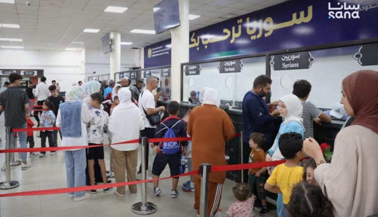 لاجئون سوريون عائدون من لبنان
